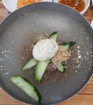 오늘은 교회갔다 백령면옥가서 .... 물냉면.메밀만두.수육먹었어요ㅋㅋ 냉면이 슴슴한 평양냉면스타일요 면이 구수하고 육수도 넘맛나요 그리고... 