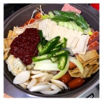 저녁으로 부대찌개 준비해놓고 오빠 퇴근 기다려요~ ㅎㅎ 10시까지 꼼짝않고 기다려야 한다는..😅 