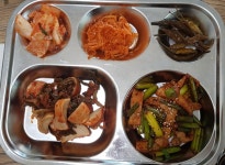 할아버지 돌아가시고 힘들어하시는 아빠.엄마 모시고 여행다녀왔어요 한 4~5일 주방에 안들어왔더니... 먹을만한게 없어 얼려놨던 곰탕녹이고...... 