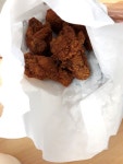 남친 끝날시간에 먹을것 좀 사오라고 배고파 죽겠다고 해서 사다준 프라이드치킨, 핫독., 멕시칸 롤튀김 도넛과 전제렌지용 컵라면 예요. 둘다... 