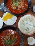위치한 *홍굴이 짬뽕* 이라는 곳이예요. 여기는 홍굴이, 차돌... 직원분들도 항상 웃으면서 손님~ 하고 대접해주셔서 기분이 정말 좋아져요. 저는... 