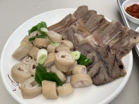 홍성 “홍흥집” 맑은 국으로 끓인 막창이 혜자스럽게 들어간 돼지... 단점은 홍흥집 수육 먹고 나면 다른 막창은 다 고무줄 처럼 느껴진다는거... 