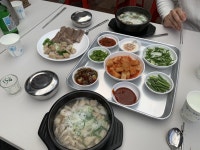 홍성 “홍흥집” 맑은 국으로 끓인 막창이 혜자스럽게 들어간 돼지... 단점은 홍흥집 수육 먹고 나면 다른 막창은 다 고무줄 처럼 느껴진다는거... 