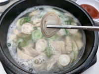 홍성 “홍흥집” 맑은 국으로 끓인 막창이 혜자스럽게 들어간 돼지... 단점은 홍흥집 수육 먹고 나면 다른 막창은 다 고무줄 처럼 느껴진다는거... 