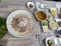 울산 북구 신천동에 있는 코끼리시장 초장집입니다. 시장횟집.. 이었나? 상호명은 정확하지 않은데요. 회가 정말 신선하고 쫄깃, 담백, 고소합니다.... 
