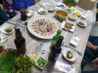 울산 북구 신천동에 있는 코끼리시장 초장집입니다. 시장횟집.. 이었나? 상호명은 정확하지 않은데요. 회가 정말 신선하고 쫄깃, 담백, 고소합니다.... 