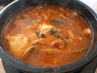 으뜸순두부 | 한 줌과 청양고추로 칼칼함을 주고 계란 노른자를 터뜨려 먹는 순두부 찌개야 말로 캬~~소리가 절로 나는 따끈한 국물요리 중 으뜸인거 같아요~