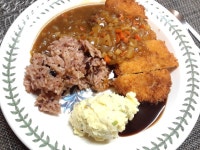 오늘저녁은 돈까스커리 에 감자샐러드, 흑미밥 이예요. 까스가 먹고 싶었는데 별미예요^^ 