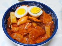 #떡볶이지옥 왜 지락이는 적은양의 음식을 못하는걸까요 어제밤에 간단하게 야식묵자하며 만들다보니 또 한솥단지... 냉동실에 쟁여둔 떡볶이떡에... 