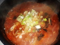 김치찌개 끓였어요. 제껀 매운고추 확풀어 훨 맵게 ㅎㅎ 간 쇠고기 넣고 고추장 볶음 해웠더니 뜨거운밥에 참기름만 살짝 둘러 비벼도 이게 아주... 