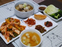 닭곰탕을 준비해봤답니다 볶음탕용 닭으로 멸치.새우육수내서 푹 고은뒤 파송송 얹어 한그릇 흡입하니 속이 든든해지는듯 하더라구요 코로나로... 