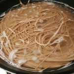 무는 강판에 갈아 주고 김은 살짝 구워 잘근잘근 쪽파 쫑쫑 썰어 와사비... #특별식 #쯔유만들기 #차리는건쉽고 #근사한식탁 #오늘은_이거_먹어요... 