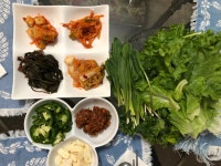 한단계 더 쎈..... 산에서 딴 명이씻어서 상추와함께 쌈을 준비해봅니다. 작년에 담은 명이도 꺼냈네요 요게 마지막 끝. 야무지개 쌈싸서 엄청... 