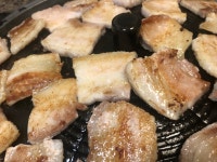 한단계 더 쎈..... 산에서 딴 명이씻어서 상추와함께 쌈을 준비해봅니다. 작년에 담은 명이도 꺼냈네요 요게 마지막 끝. 야무지개 쌈싸서 엄청... 