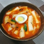 ^^ 감자와ㆍ호박등을 넣코 디포리ㆍ건새우ㆍ대파ㆍ다시마로 육수를 내어 끓였답니당..무생채와 열무 곁들였구용..^^ 간식은 국물떡볶이-♡ 너무... 
