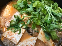 배가고파서 우동하나끓이면서 수제비반죽 조금 남은거넣고 끓여서 먹었어요. 울신랑하고 둘이서 머리 맞대고~~~~. 자다가 얼굴한방맞았네요... 