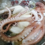 🥣 오늘도 바람불고 추운 토욜이예용ㅠㅠ 🥣 주말이라 특별식으로 낙지백숙했어용~^^ 낙지가 완죤 대왕낙지예용!!👏😋 시골에 오래된 대추... 