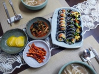 저희집은 오늘부터 연휴 시작이예요 늦잠자고 일어나 집안일하고 김밥... 맛있어요 내일부터 친정 부모님과 우리부부 함께 각자의 차로 차박여행... 