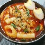 2키로 사다가 딸기잼 만들었어용~^^ 떡볶이두 해먹구용!! 식빵구워서 딸기잼바르고...쌔미님 조언대로~치즈도 한장 넣어서 토스트 만들어... 