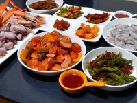 며칠 집밥을 부실하게 챙겨준듯해서 오늘은 두시간에 걸쳐 재료다듬어 볶고 끓이고 밑반찬을 만들어봤습니다손큰 지락이 반찬만했다하면 한냄비.... 