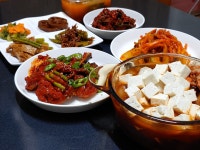 1인분값으로 포천 이동갈비 주문해서 세식구 배빵빵하게 먹었답니다... 끓인 된장찌개와 매콤새콤 도라지오이무침. 입속이 얼얼하게 매운... 