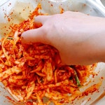 간간히 다 양념이 되어 있으니 상추고 찢어 놓고 시원하게 씹히는맛을 더하기 위해 오이 채썰고 달달맛이 좋은 당근도 채썰어 볶아두니 데쳐진... 