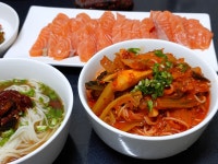 새벽에 맛있는 녀석들 재방보다 발동걸린 먹방.... 구포국수 먹는모습에 혼자 침 꼴깍 삼키다 큰남자분 누룽지아침상 차려주고 슬쩍 웍 꺼내 국수... 