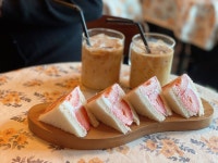 오늘의 커피는 호랑이 커피 였으면^^ 달큰하니~ 언제 먹어도 맛있는 호랑이 커피. 일하기 싫은 월요일에 참 어울리것 같아요. 