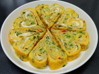 막걸리와 함께하는 저녁~~~ 어제 끓인 콩나물국이 남아 저녁에 찌개는 패스~~~ 군계란이 여기저기 굴러다니길래 돼지고기사다 장조림했어요... 