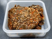 막걸리와 함께하는 저녁~~~ 어제 끓인 콩나물국이 남아 저녁에 찌개는 패스~~~ 군계란이 여기저기 굴러다니길래 돼지고기사다 장조림했어요... 