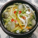 🍉 오늘우 김밥 쌌어용~~^^ 기본김밥!! 오이소박이와 오이냉국 같이 먹었구용~^^ 간식은 오렌지와 토마토쥬스~토스트예용~^^ 🍉 행복한 휴일... 