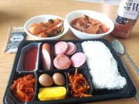 오늘 아침은 간단하게 편의점 주부9단 도시락과 엄마가담아주신 총각김치와 오징어무국! 