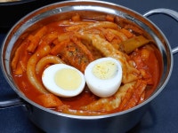 분식먹는날이라 떡볶이가 저녁매뉴였기에 같이 차려봤습니다 난쟁이 똥자루만한 키에 손만 무쟈게 큰 지락이.... 김밥재료를 너무 많이... 