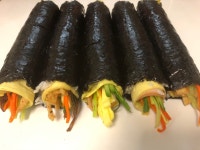줬어요 김밥이라도 먹고 나가라고. 뭐가 그리 바쁜지... 몇개 먹지도 못하고 나가네요. 아들은 맛있게 먹어주네요 “엄마 맛있어” 하면서요. 울... 
