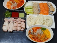 울아들 연어회가 너무 좋아 알래스카에서 살고싶다는 놈이라죠 마늘 깐뒤 다져서 유리병에 담고나니 밥할시간이 부족해 채소 채썰고 초장만든뒤... 
