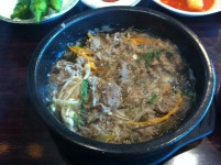 오늘 점심은 뚝불(뚝배기 불고기) 먹었어요! 부드러운 고기와 입에 착 맞는 국물, 불고기 쌈사먹어도 맛있고 밥에 국물 넣어 비벼 먹어도 맛있죠... 