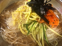 싹갈아서 전분만 분리해서 깻잎왕창넣고 감자전 부쳤어요딱 한장요... “잔치국수해줄까?” “그래” 해서 호박 뽁으고 양파 당근 해서 준비해논... 