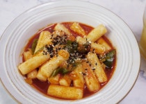 오늘 오후 간식은 떡볶이와 사과쥬스 입니다. 그리고 요리의 마무리는 통깨이지요~ㅎㅎ 고소하라고 팍팍 뿌려줬습니다.ㅎ 그리고 날이 우중충한데... 