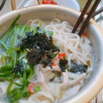 꼭 면과 부추가 반반 거기에 김치 돌돌~이 맛은 칼국수 먹을때마다 부추를 넣어야 하나 하는 생각까지 들꺼예요.제다 부추사랑이 지극해... 