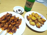 오늘도 비오니.. 주저없이 막걸리에 매콤닭꼬치와 또 생선까스!ㅋㅋ오늘 다른소스로 촵촵! 