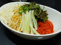 쫄면&닭칼국수 큰남자분 늦게 오신다해서 작은남자랑 간단하게... 그러지말자 ㅋㅋ 다시 채소까지 넣고 비벼 드렸습니다 반정도 먹었는데... 