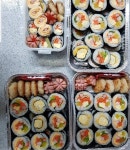 제 최애음식은 김밥입니다~~ 들어가는 재료에 따라 맛이 달라지는 김밥♡ 특히나 집에 있는 재료 있는대로 꺼내 준비해서 먹는 김밥을 제일... 
