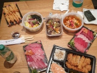 가게 시식중.. 참치회,돈가스,새우튀김,짬뽕... 맛있네요..ㅎㅎ 