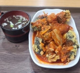 어젠 밑반찬에 월남쌈 남은야채 넣어 빨간건 내꺼 크래미든건오빠꺼 싸서 마무리ㅋㅋ낮엔 또 메밀냉면ㅋㅋ요즘 한끼는 면 아님분식 먹게되네요 