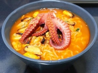 아침에 날이 너무 좋아 혼자 마당에 나가 하늘보고 서있다보니 괜시레 서글퍼지드라구요 결혼후 난 현모양처가 될꺼라며 결혼과 동시에 사직서... 