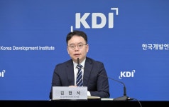 KDI “전기차 보조금 축소해야…보급엔 충전기 확충이 더 효과적”- 헤럴드경제 KDI “전기차 보조금 축소해야…보급엔 충전기 확충이 더... 