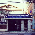 suadot / #마당 으로 #햇빛 이 들어오는 #파란지붕 #집 #파랑 #전봇대 #검정대문 #garden #sunshine #BlueRoof #house #Korea #seoul... 