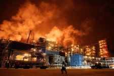Russia Skirts U.S. Sanctions With $27 Billion Arctic Gas Plant - WSJ Russia Skirts U.S. Sanctions With $27 Billion Arctic Gas Plant 