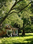 This Hamptons Cottage Breaks All the Beachy Rules