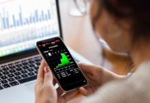 ETFs May Present a ‘Compelling Solution’ for Female Investors